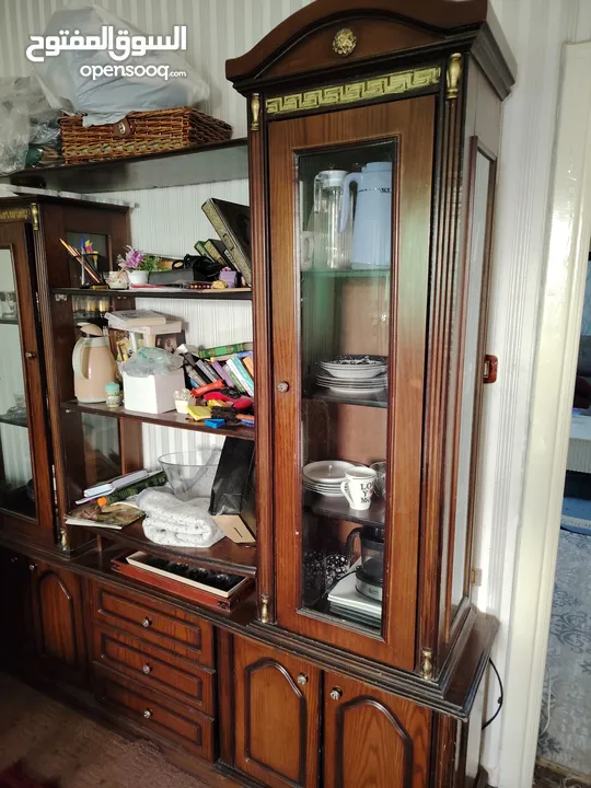 أثاث غرفة جلوس كامل (طقم كنب +طاولة صالون +3 طاولات صغيرة) بحالة جيدة جداً بسعر مغري