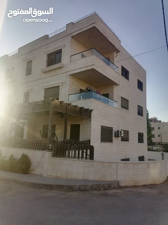 بيت مستقل اربع شقق طابقية على شارعين شارع المطار حجار النوابلسة مقابل الخارجية لقطة !!