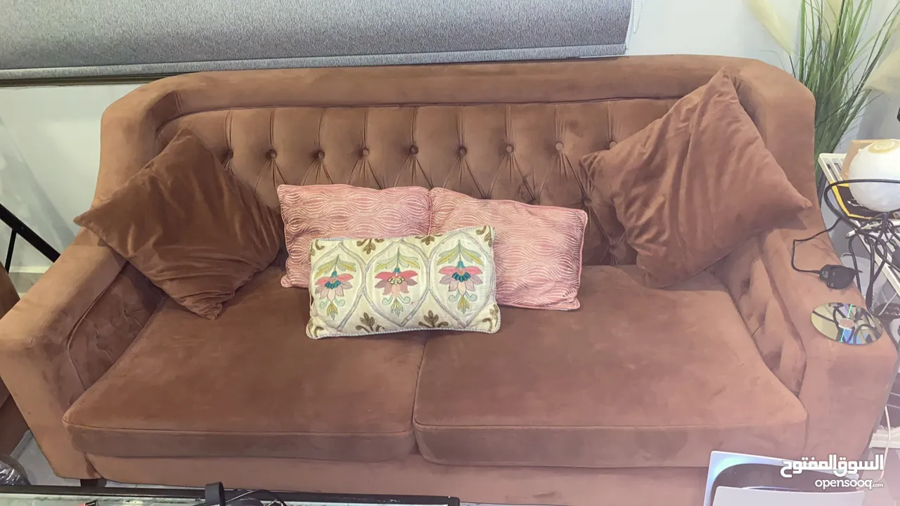 كنبات وستاند شموع للبيع بحاله ممتازه Sofas and candle stands for sale in excellent condition