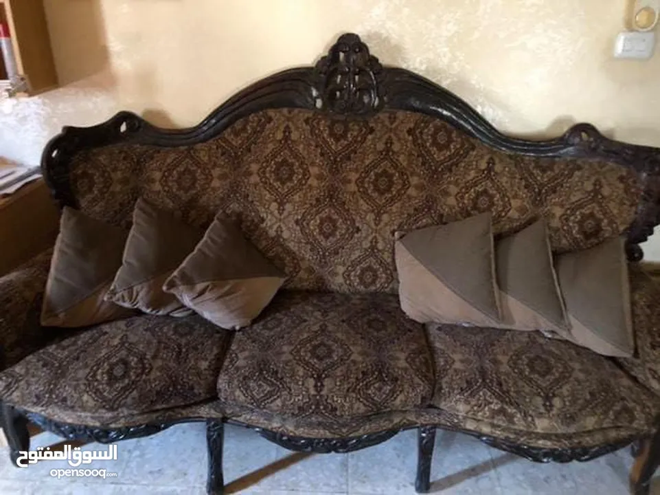 طقم كنب للبيع مع ثلاث طاولات رخام