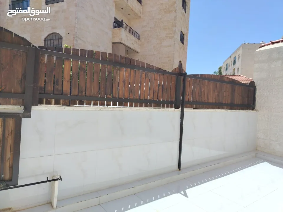 شقة أرضية للبيع في ابو نصير 240م مع مدخل مستقل وكراجين وتشطيبات فاخرة وفرش جديد بسعر مميز و اطلالة
