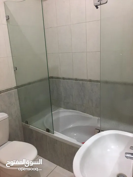 شقه دوبلكس ارضي طابقين مفروشه للإيجار بمدخل خاص منفصل عن باقي العماره مع كراج خاص خصوصيه تامه