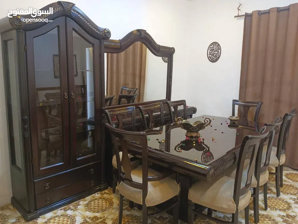 بسم الله الرحمن الرحيم السلام غرفة سفره فخمه تفصيل ثقيل مصنوعه من خشب الزان ول لاتيه وقشرت الزيتون ت