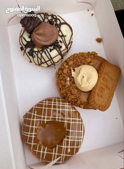 رشة سكر.. جاهز تعيش لحظات لذيذة؟ حضّرنا لك أحلى تشكيلة دونات طازجة وكريب طازج