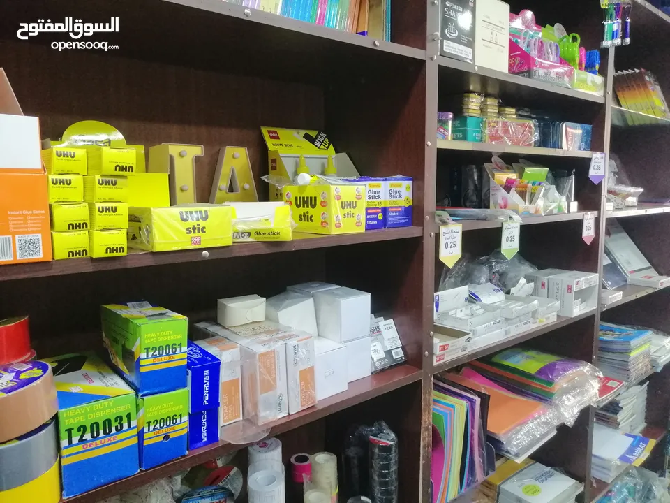 مكتبة للبيع قرطاسية والعاب وتوجيهي تعمل بشكل جيد شارع حيوي قائمة ولها سمعتها بالمنطقة ولها زبونها