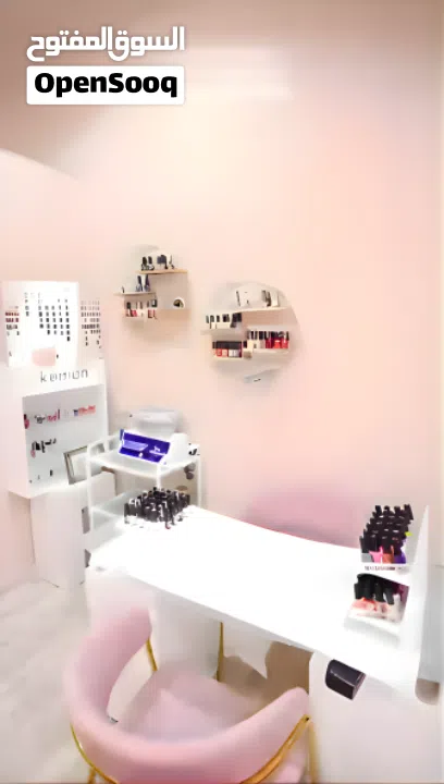 صالون تجميل نسائي فاخر بمساحة واسعة في منطقة مواطنين مجهز بجميع الادوات و المعدات في الجرف عجمان