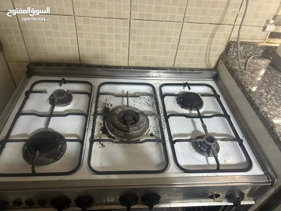 فرن مستعمل موديل زمان النار حاميه وشغال الغاز من فوق والفرن من تحت حامي والشوايه شغاله والمناصب تقيل