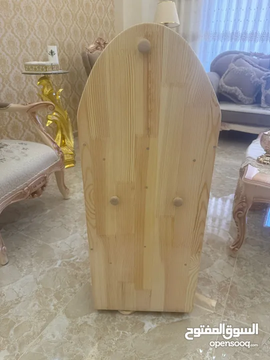 مكتبة اطفال مع قاعدة متحركة