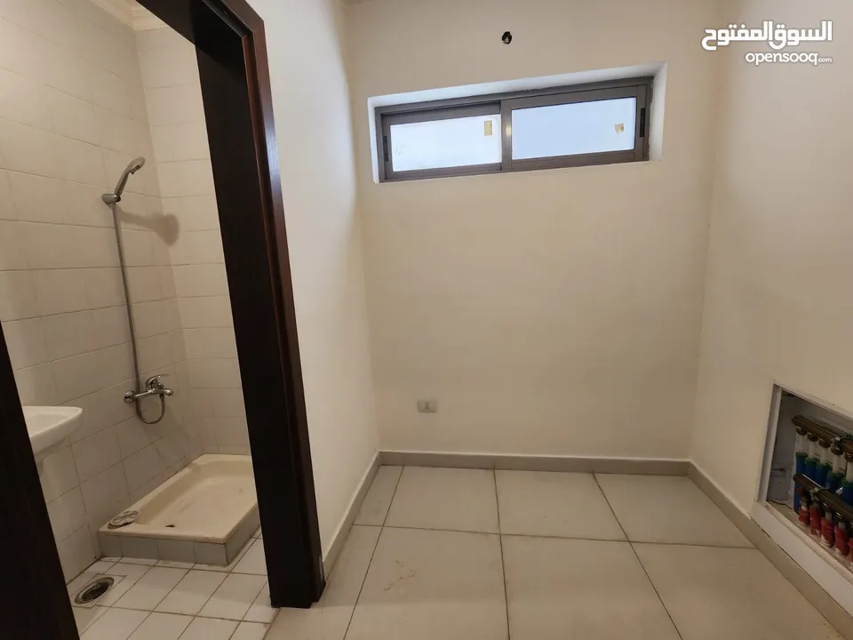 شقة فارغة للبيع في منطقة الدوار الرابع ( عدد 2 ) ref : 14339