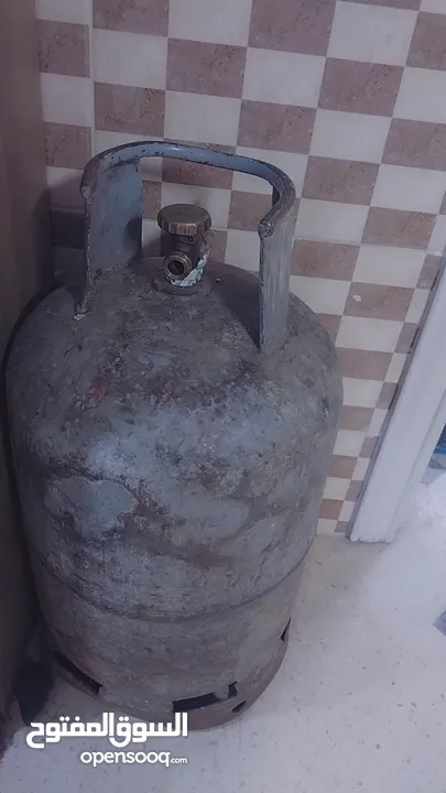 مقلاة هوائيه نوع جولد ماستير  صناعة تركية سعرها 45دينار.  و جرة غاز 28دينار   واباجورات عدد 2
