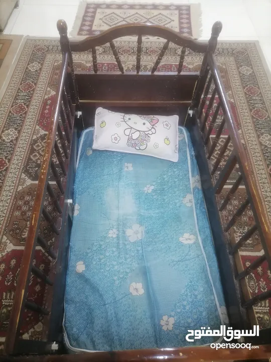 سرير اطفال مستعمل فقط  