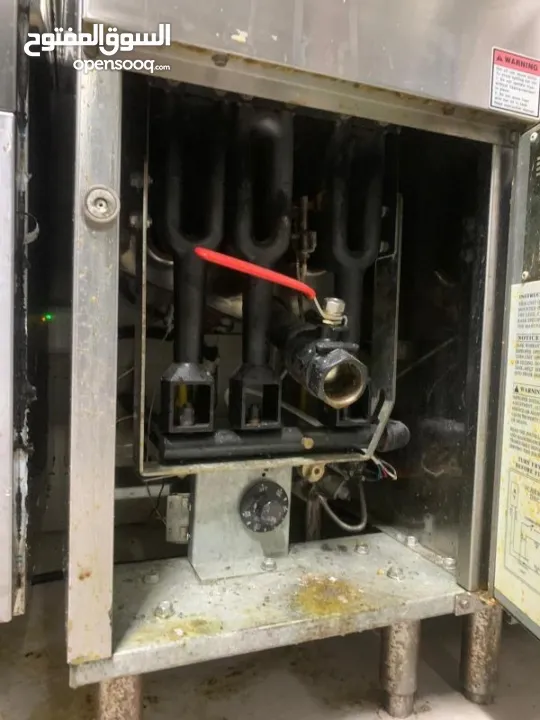 عدة مطعم كاملة مستعملة بحالة جديدة جداً استخدام اشهر فقط متوفر ايضاً تلاجات و فريزرات كبيرة