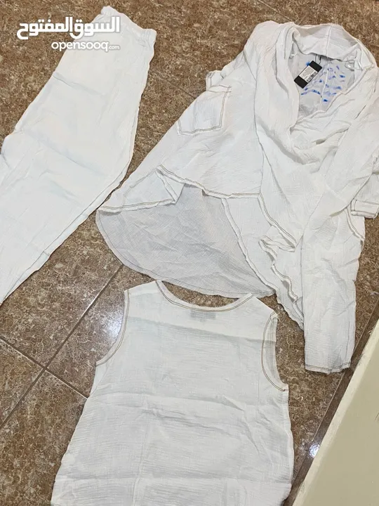 ملابس للبيع نسائية مانطوهات وترنقات واحذية