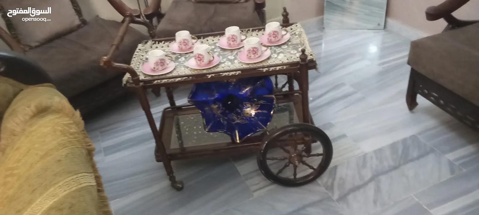 عرباية ضيافة مصنوعة من خشب الورد ومزينة محفور عليها قطع من النحاس...... صناعة باكستانية