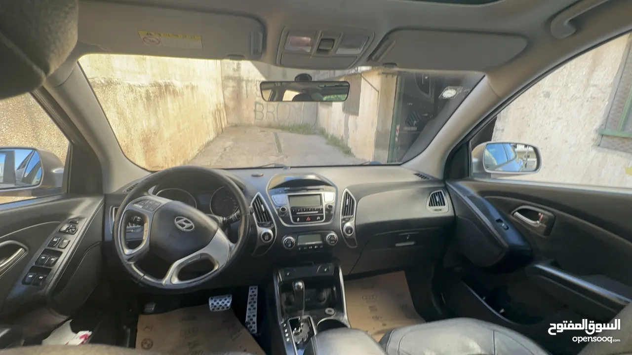 2009 ‏Hyundai توسان LX20 اربع ابواب، اللون فيراني، الكراسي جلد والسيارة 92,000 كيلو فقط وبحالة رائعة
