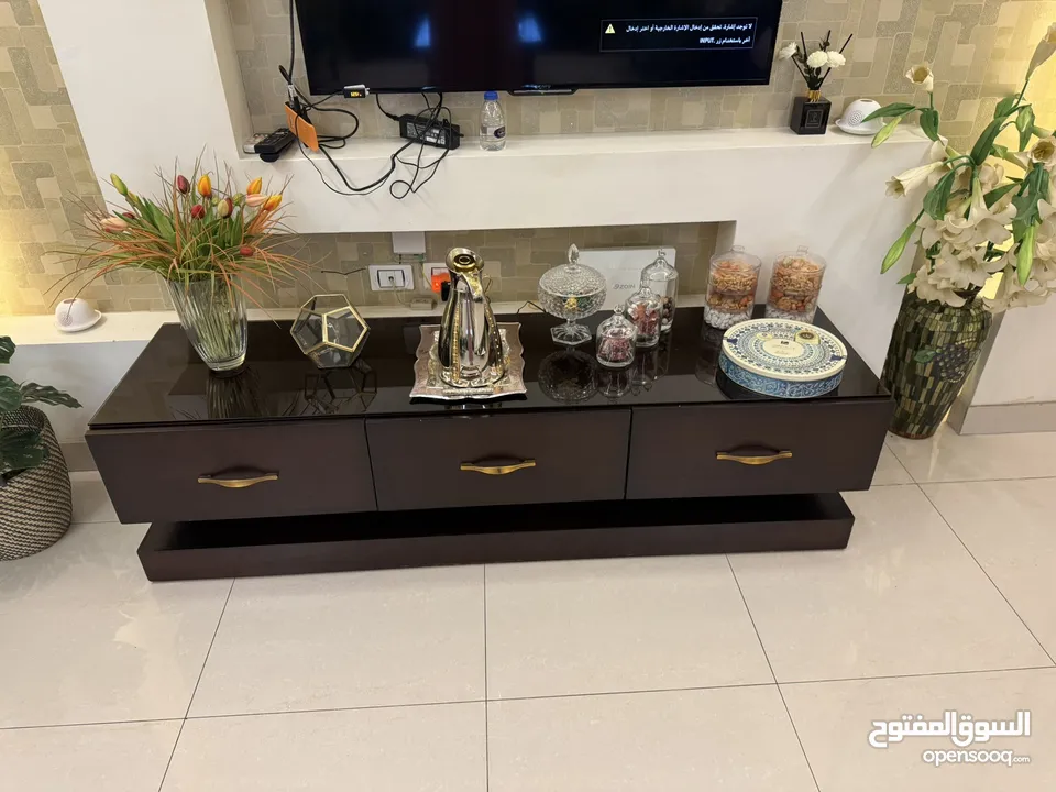 صالون قعدة كامل لون اخضر كامل من جميع الاتجاهات يحتوي على كنب ومفردات وطاولات وبرداي وسجادتين وطاولة