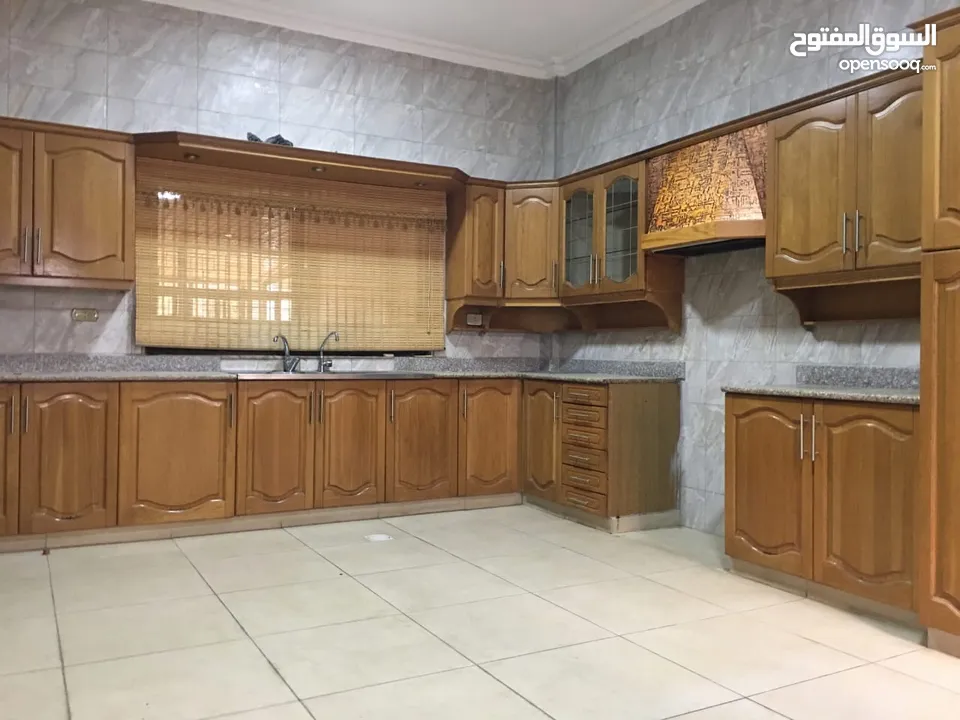 شبه فيلا فارغة للايجار
