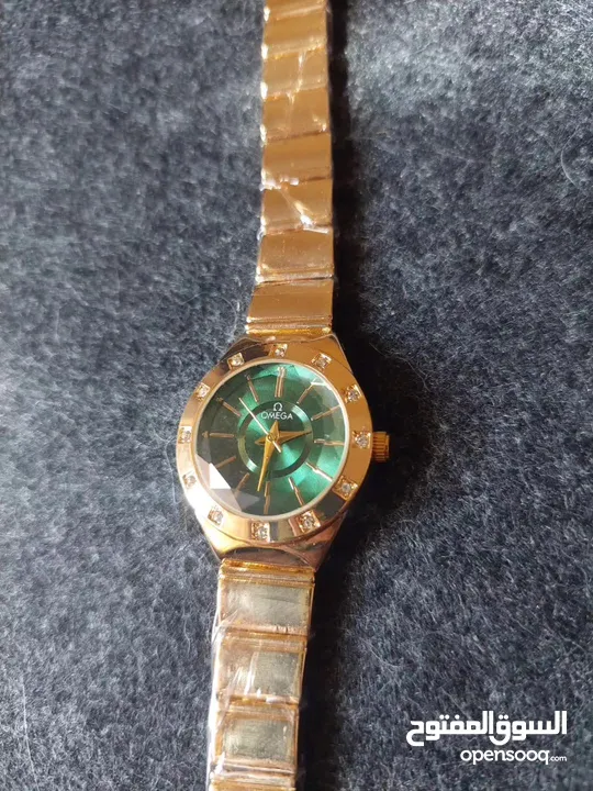ساعة أوميغا فخمة بإطلالة ذهبية أنيقة