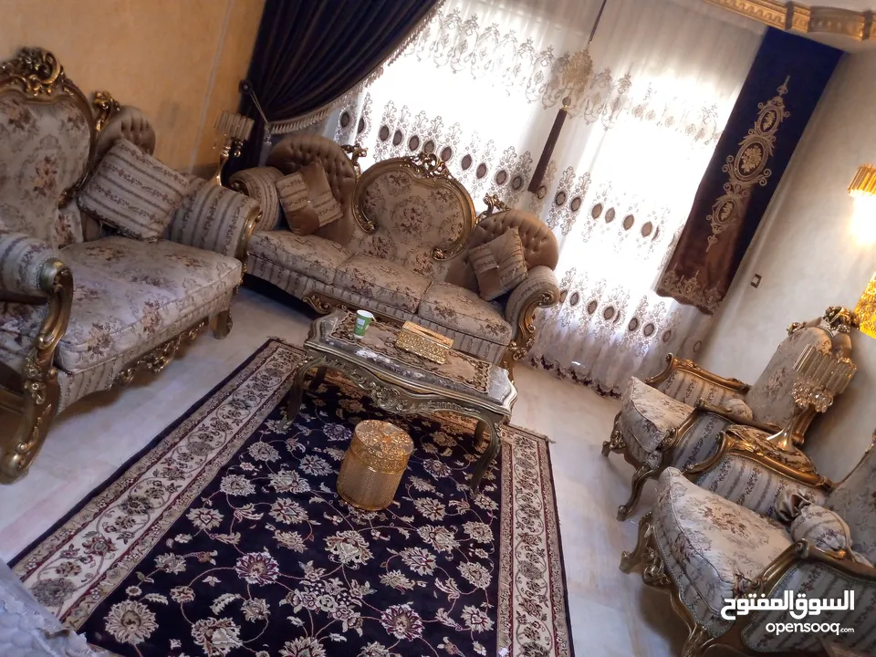 طقم كنب مصري بحاله جيده مع الطاولات