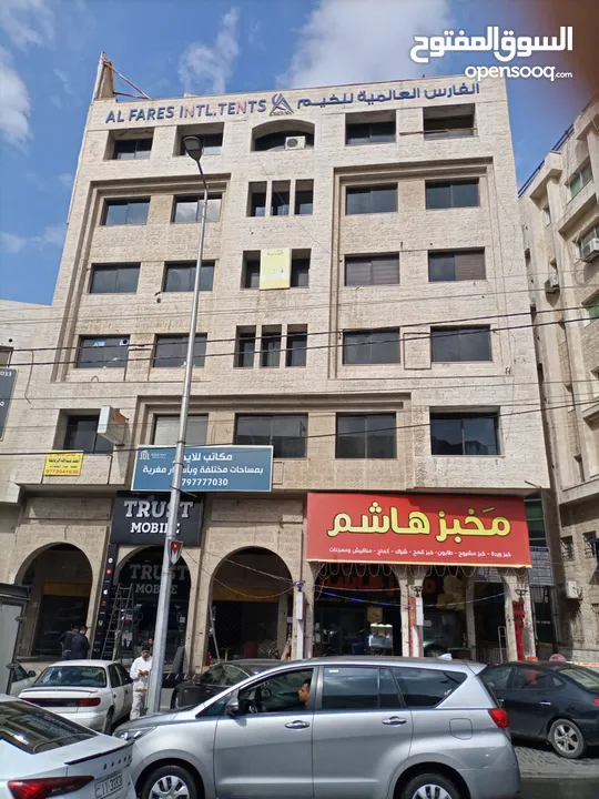 مكاتب ومحلات للايجار في موقع حيوي ومخدوم و بسعر مغري
