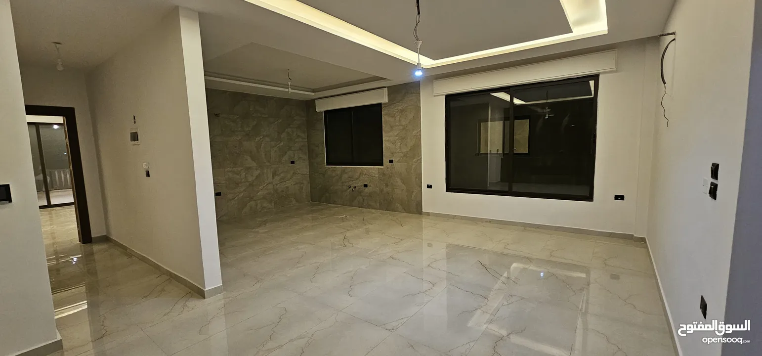 شقه مميزه للبيع طابق اول بسعر مغري من المالك مباشره