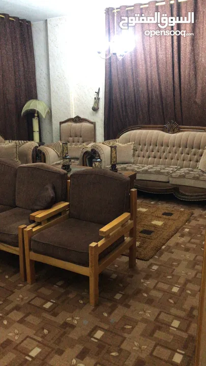 مستودع طابقين + شقتين للسكن+ برج اتصالات على السطح مؤجر مخيم الزرقاء قرب مدارس وكالة الغوث