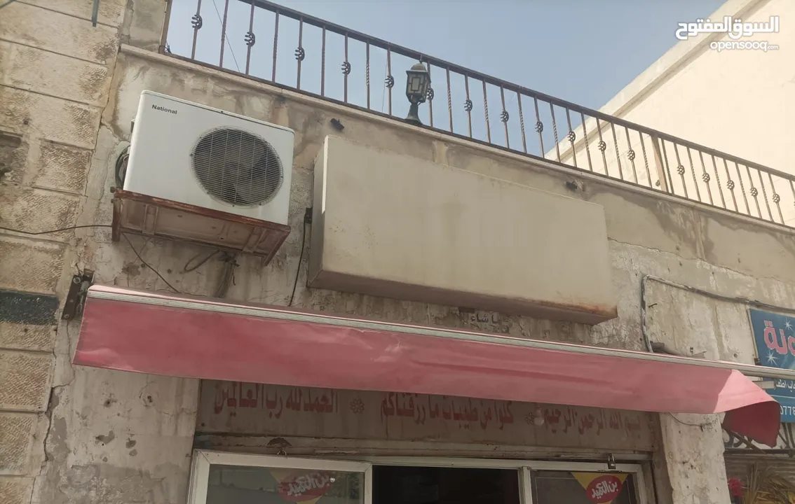 ماكنة مشروبات ساخنه قهوة ونسكافيه وهوت شوكليت وكابتشينو بحالة ممتازة  مكيف طن ونص عادي ومظلية 4*3