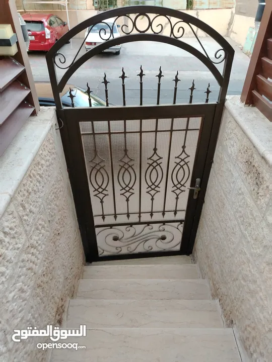 باب حديد خارجي ثقيل و زجاج محصن مرتب مرتب