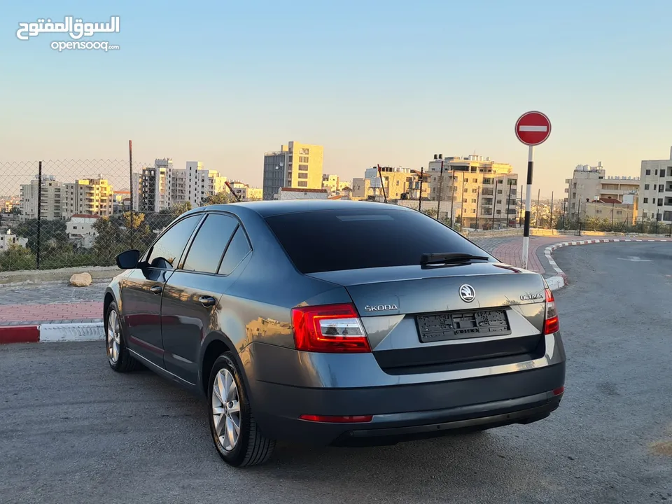 سكودا أوكتافيا موديل 2019 ديزل بقوة 2000 / جير أوتوماتيك  يد أولى 01 / عداد قليل حقيقي