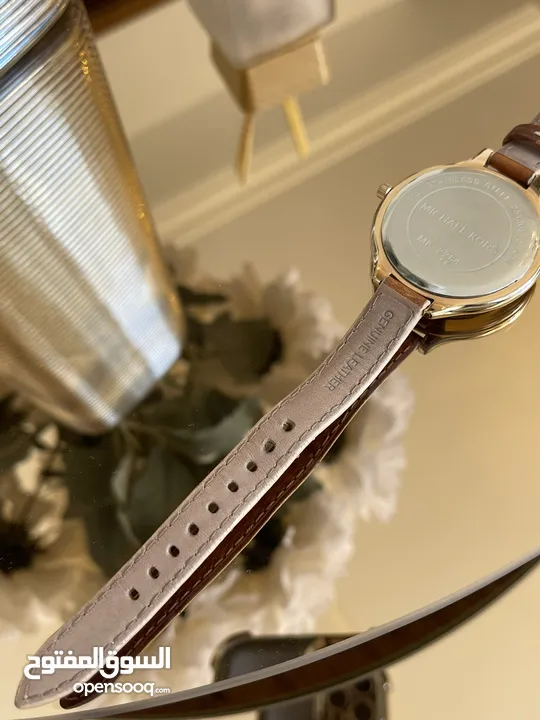 ساعة مايكل كورس ذهبية وجلد أصلية و مختَّمة  بحالة ممتازة  الساعة انيقة جداً Micheal Kors