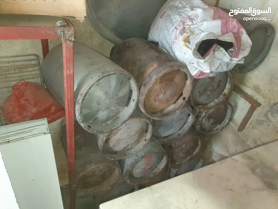معدات مطعم متنوعه مستخدم نظيف للبيع اغلب المعدات جديده ولم يتم استخدامها وبحاله ممتازه والسعر مغري