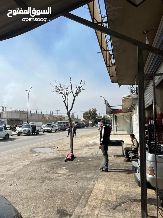 مخازن على شارع رئيسي مع هنجر كبير
