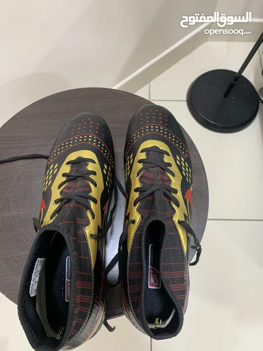 حذاء رياضي اسود وذهبي