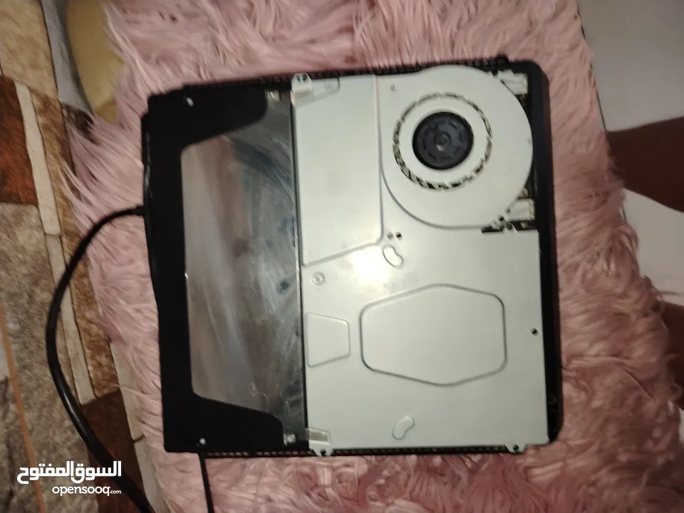 بلاستيشن 4للبيع مع ثلاث أيادي