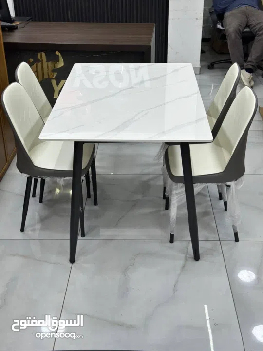 طقم طاولة حجر جرانيت فاخرة مع 4 كراسي طقم طاولة حجر جرانيت فاخرة مع 6 كراسي  لمسة فاخرة تعكس ذوقك