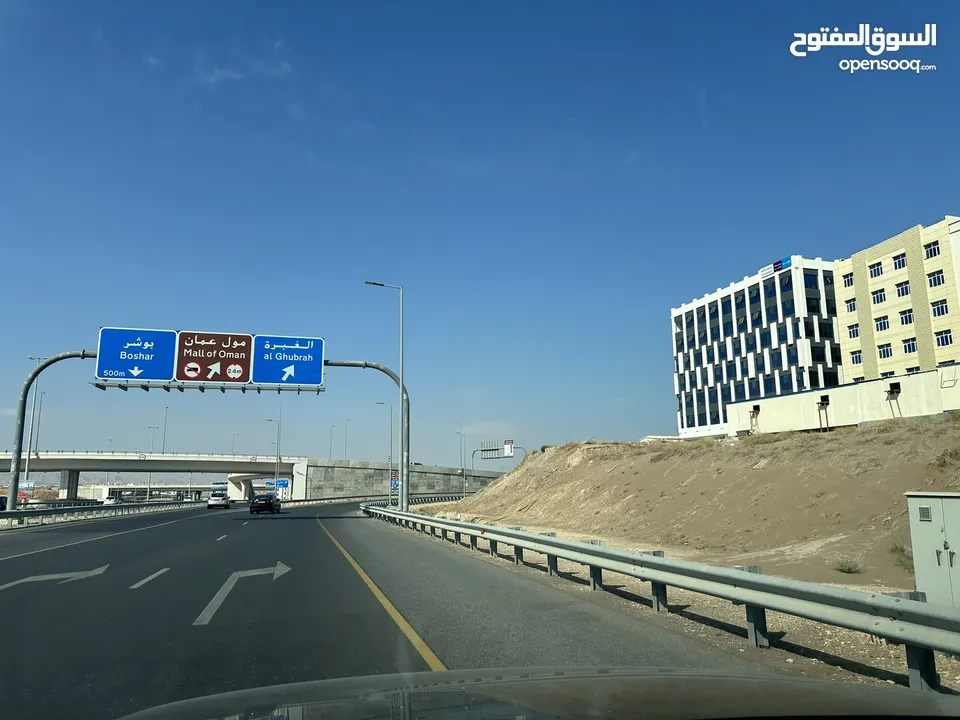 ثلاثة محلات جديدة جنب بعض قريب من عمان مول و مطلة على الشارع السريع