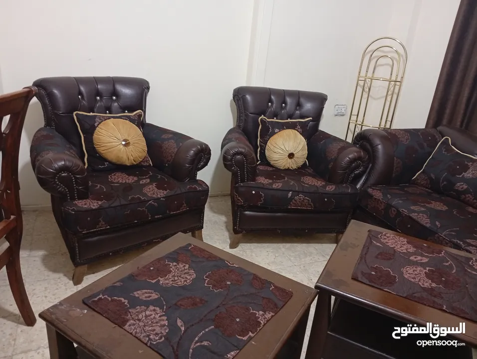طقم كنب مع طاولة سفرة واربع كراسي