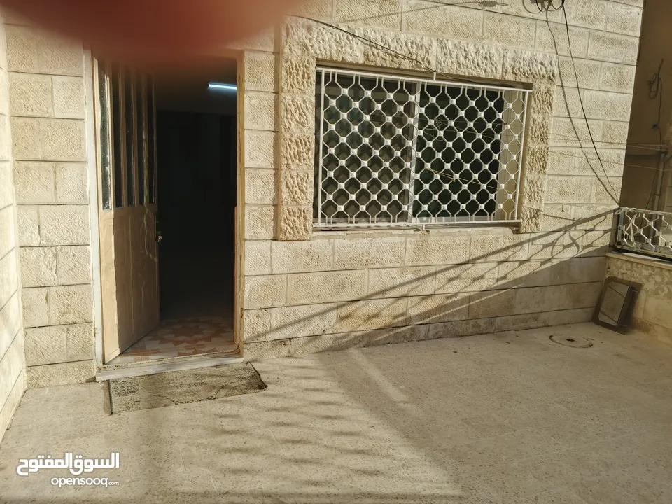 شقه مفروشه  طابق ارضي  بالزرقاء جبل طارق   قريبة من الخدمات