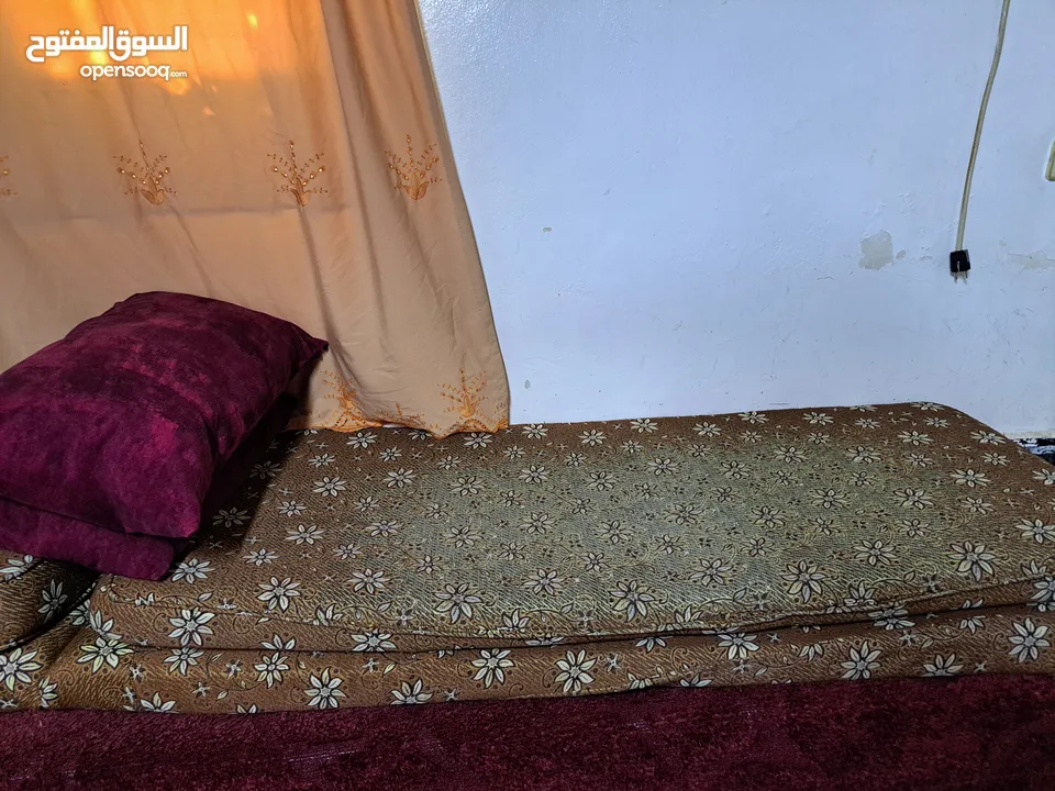 عفش نظيف بداعي الترحيل للبيع المستعجل بسعر جيدمكون من خزانه وكومدينه عدد 2وتخت مجوز مع فرشه
