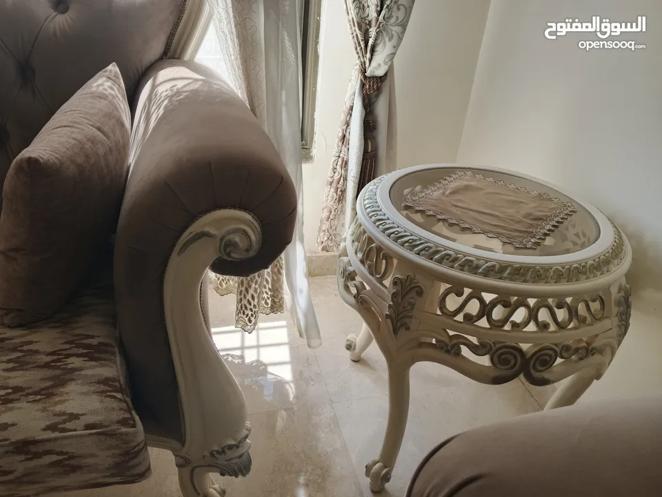 طقم كنب 7 مقاعد ، نيو كلاسيك مع طقم طاولات ، وغرفة سفرة فرنسي مع فضية وملحق ومراي ، بحالة ممتازة جدا