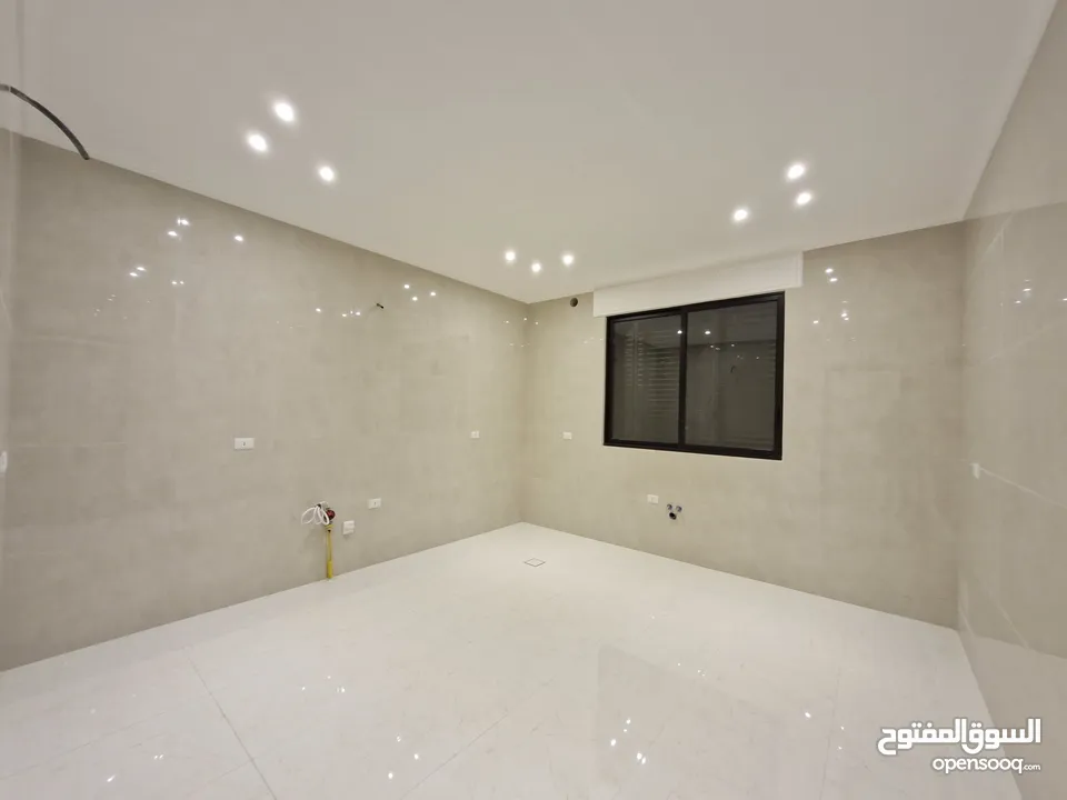 شقة طابق ارضي مميزة للبيع بمساحة 196 م بنظام شبه ڤيلا ،ثلاث مداخل مع ترسات واسعة وتشطيبات راقية .