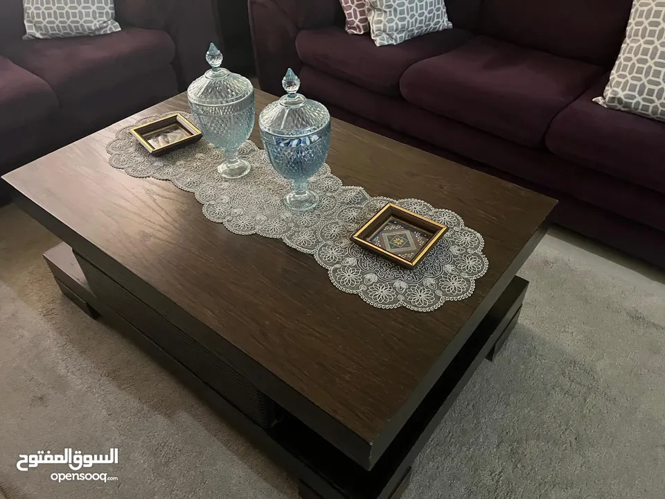 طقم كنب صالون مستعمل بحال الجديد لون بنفسجي  مقاعد 7 مع وجود طاولة وسط و طربزات خشب