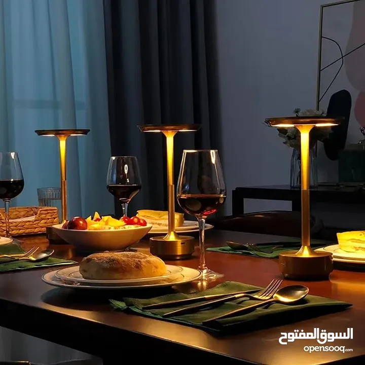 تيبل لامب لمس ألمنيوم، متعدد الألوان ودرجات الإنارة، يضفي على المكان لمسة رقي وراحة