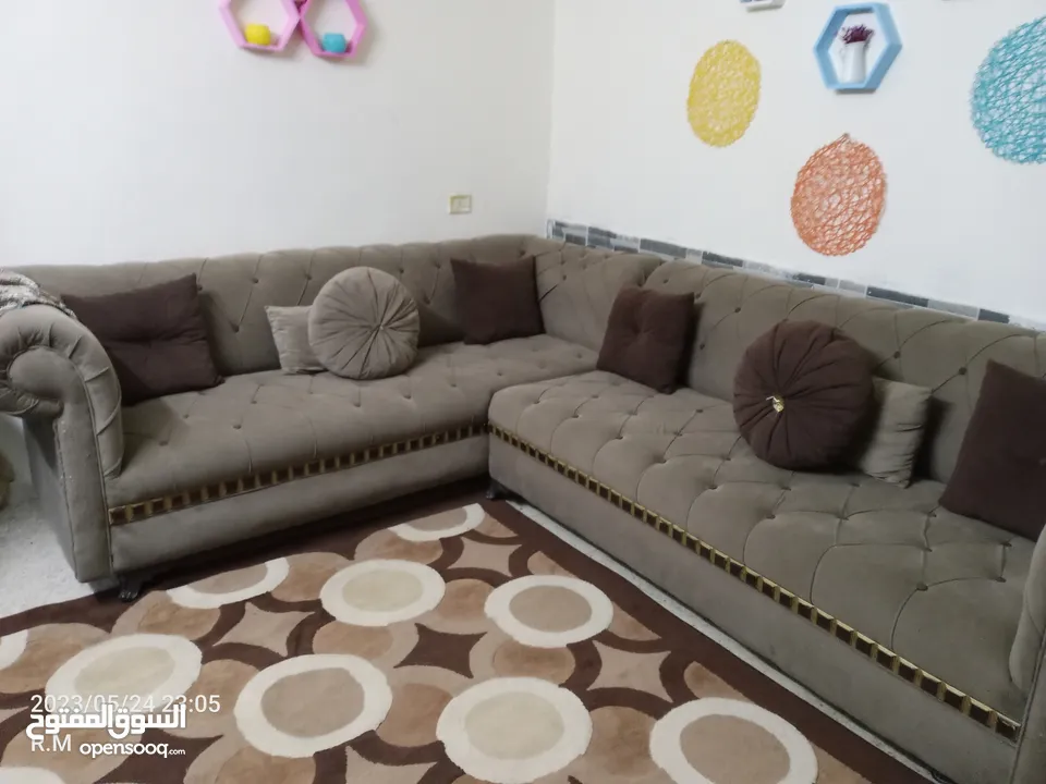 طقم كورنر مع طاولات : Living Room Furniture Used : Zarqa Al-Qadisyeh -  Rusaifeh (214127314)