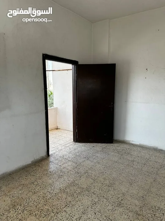 شقة للإيجار في الزرقاء بجانب مدرسة الأمير حمزة في حي الأمير محمد  - من المالك مباشرة
