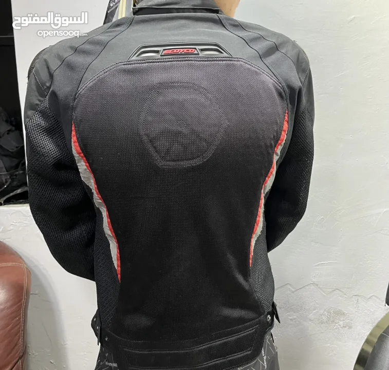 جكيت دراجة نارية عدد 2 الاسود حجم xl صيفي + شتوي الجكيت الاسود و احمر حجم xs صيفي طبعن بحالة نظيفة