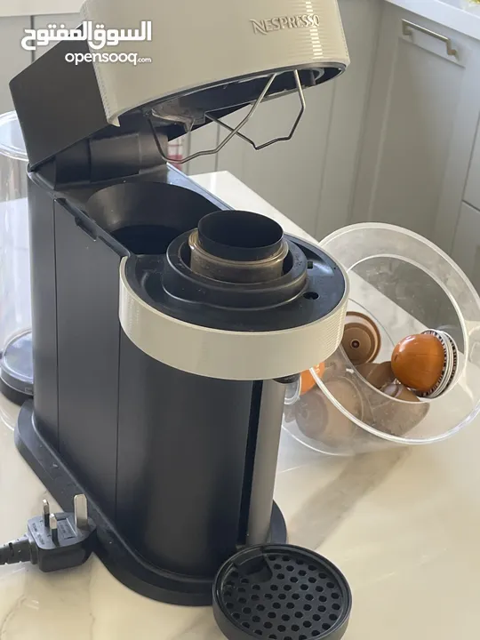 مكينة قهوة نوع nespresso vertuo جديدة مع هدية علبة تخزين قهوة من nespresso