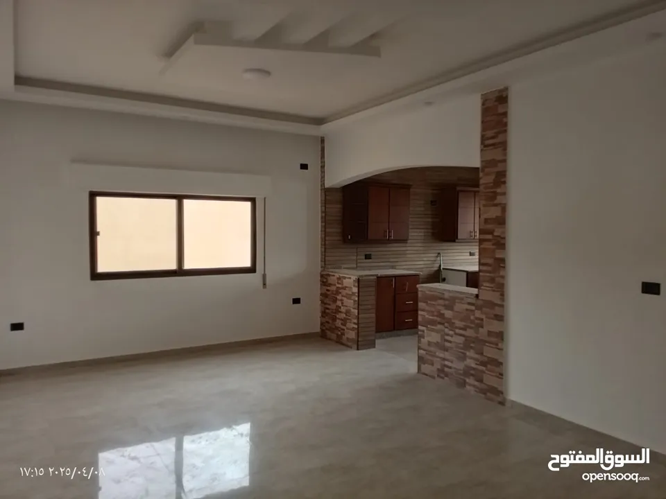 شقة طابق ثاني للبيع في الزرقاء الجديدة بالقرب من مسجد بادي بتشطيبات سوبر