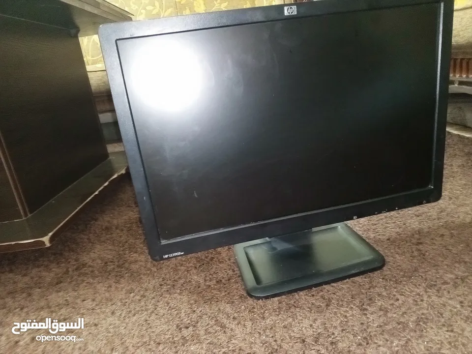 شاشه hp مستعمله بحاله الوكاله . . . . .   . . . . .     .     . . .