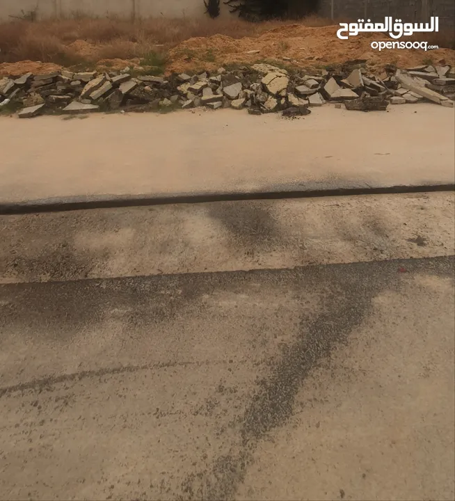 أرض سكنية في مدينة طرابلس منطقة المشتل في طريق المشتل بعد صالة الاسطوره علي يسار